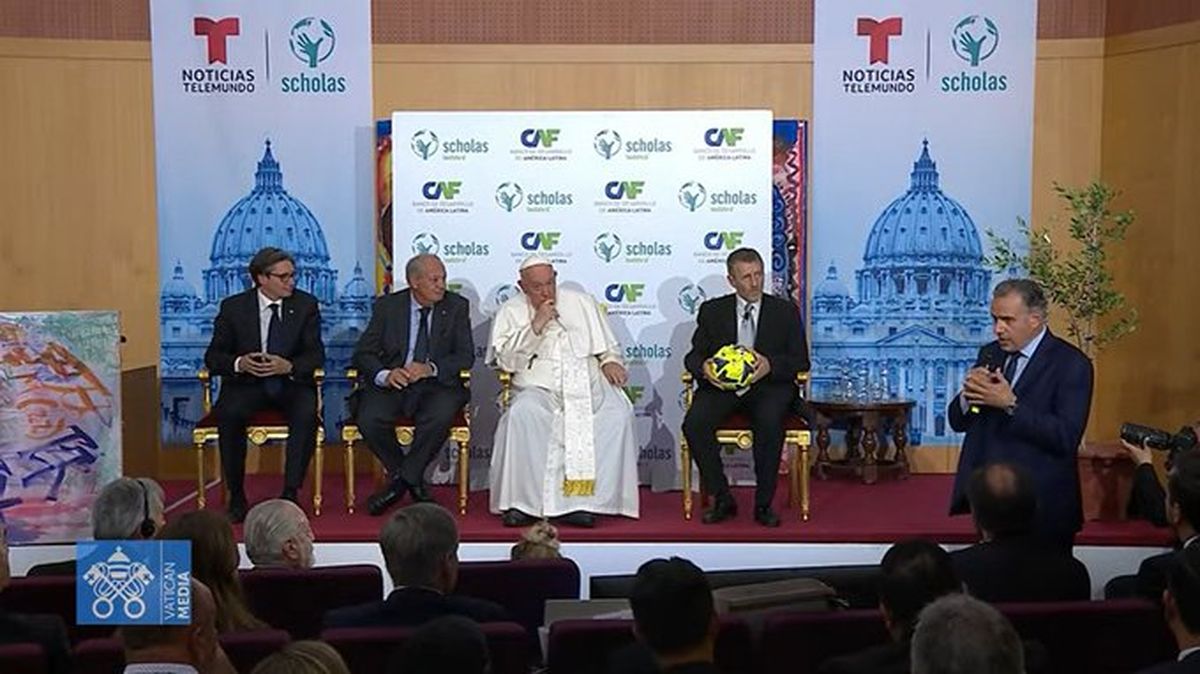 Orsi expone ante el Papa Francisco las conclusiones del encuentro.