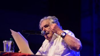 Mujica llama a la oposición a no contratar servicios de información falsa en la campaña