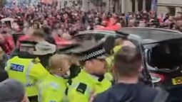 altText(Un auto atropelló a una multitud de hinchas del Liverpool que celebraban el título)}