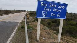 altText(La corriente se llevó parte de la represa en el río San José)}