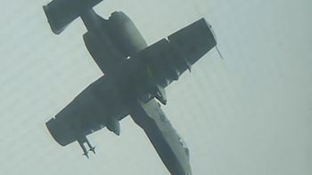 Avión de combate de EEUU cae en picada tras ser alcanzado por un misil de Irán.