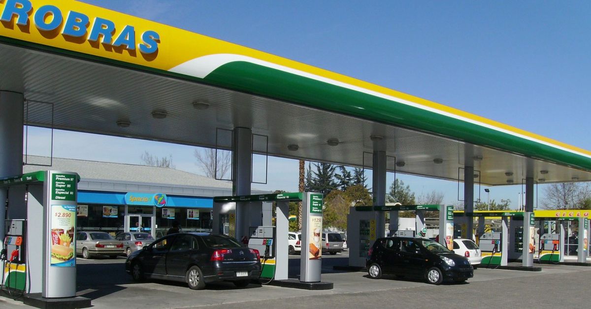Los precios de la gasolina y el petróleo subieron 70 y 90 por ciento
