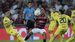 altText(Maracanazo carbonero: Peñarol derrotó por 1 a 0 a Flamengo en el histórico estadio)}