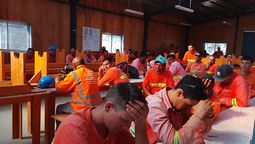 altText(Trabajadores de la empresa Berkes marcharon a Melo en reclamo de mejores condiciones laborales)}