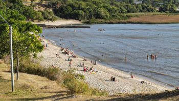 Encontraron a un hombre muerto en la orilla de la playa de Colonia
