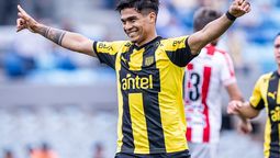 altText(Peñarol goleó y es el líder absoluto)}