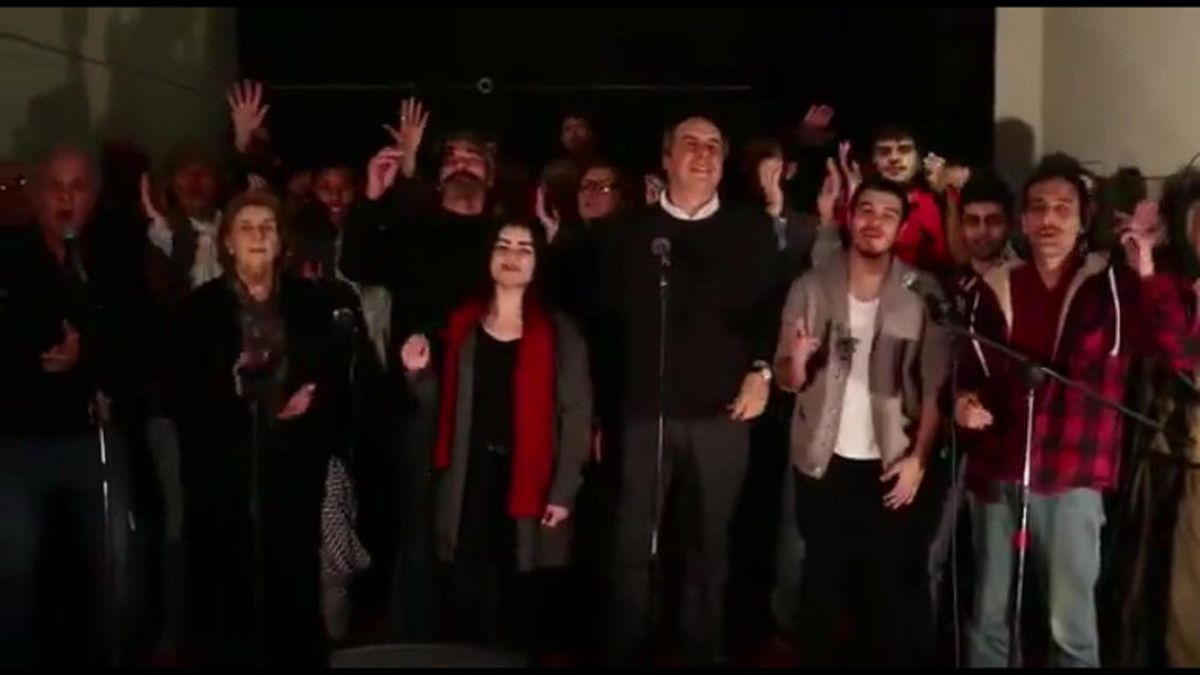 Ya sin ideas, Amorín Batlle recurre a un himno comunista en su campaña