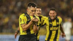altText(Peñarol ganó un partido caliente con 5 expulsados)}