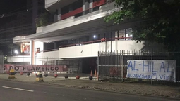 altText(A Flamengo le colgaron banderas del Al-Hilal en su sede)}