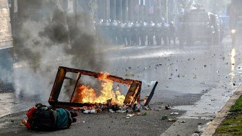 Instante en que Pablo Grillo cae herido por el impacto de un cartucho de gas lacrimógeno disparado por el gendarme Héctor Guerrero durante la marcha en apoyo a los jubilados del miércoles 12 de marzo, en Buenos Aires. &nbsp;