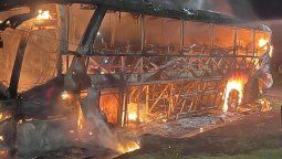 altText(Explosiones y fuego: un ómnibus ardió por completo en Rocha cuando llegaba de Montevideo)}