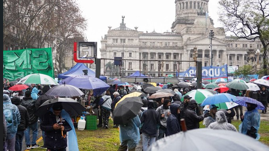 Millares protestaron en Buenos Aires contra la ley de entrega de tierras