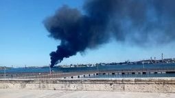 Columnas de humo salen de la refinería.