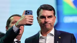altText(La bomba Master en manos de Flávio Bolsonaro)}