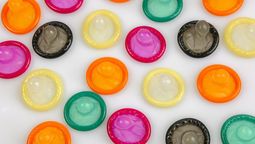 altText(Inventan preservativos que cambian de color si detectan una infección de transmisión sexual)}