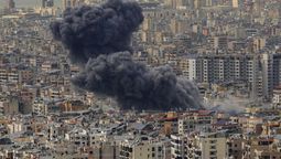 Una columna de humo se eleva tras un ataque israelí en Dahiyeh, en el suburbio del sur de Beirut, Líbano, el viernes 28 de marzo de 2025.