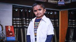 altText(Conoce a Ganesh Baraiya, el médico más bajo del mundo)}