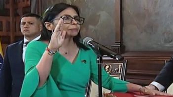 Rodríguez jura como presidenta encargada.