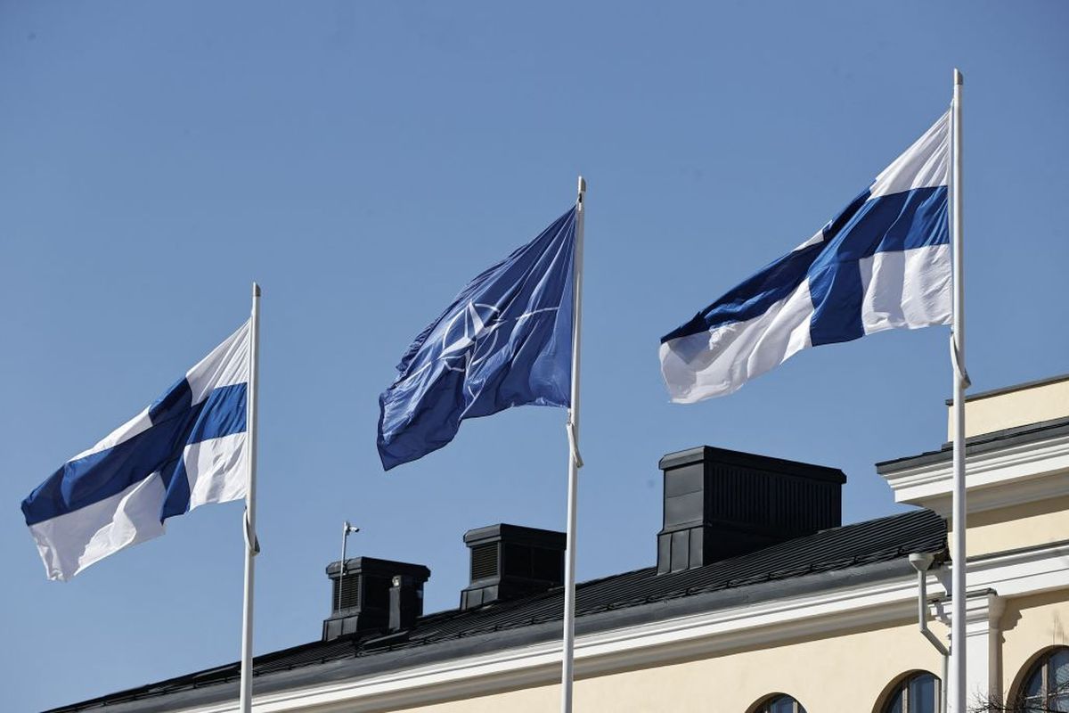 Golpe a Rusia / Las banderas de la OTAN y de Finlandia ondean frente al edificio del Ministerio del Interior de Finlandia.