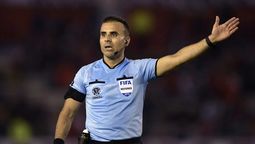 altText(¿Quién es Piero Maza, árbitro del debut de Uruguay?)}