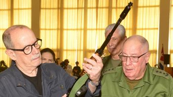 Silvio Rodríguez ya tiene su fusil para defender a Cuba