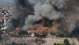 altText(Rebelión en Nepal: manifestantes queman el Parlamento y linchan a gobernantes)}