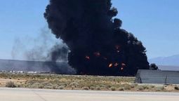Enorme columna de humo donde cayó el bombardero.