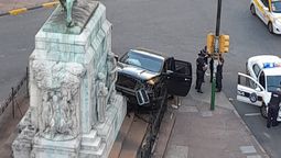 altText(Camioneta se incrustó en el Monumento al Gaucho)}
