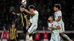 altText(Peñarol sancionado por gestos racistas y las botellas arrojadas contra Flamengo)}