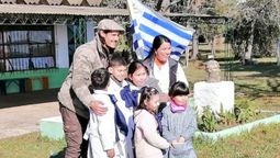 altText(Cavani sorprendió a los niños de una escuela rural )}