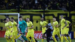 altText(Tres futbolistas a una firma de jugar en Peñarol)}