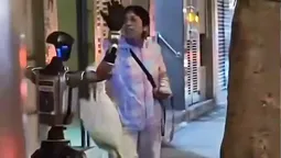 altText(Una mujer fue perseguida y acosada por un robot humanoide manipulado a distancia por un hombre)}