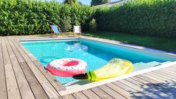 altText(Seguridad en la piscina: 10 consejos para cuidar a los niños)}