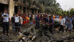 altText(Un jet militar se estrelló contra una escuela en Bangladesh y dejó más de 30 muertos)}