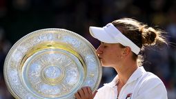 altText(Krejcikova escribió una nueva historia en Wimbledon)}