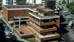 altText(Entre la urgencia y la cautela)}