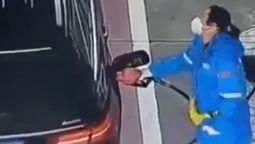 altText(Indignación en China: prohíben el ingreso a gasolineras a un conductor que humilló a una trabajadora (video))}