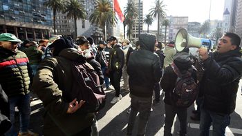 Trabajadores de la pesca instalan carpa tras incidentes en Plaza Independencia