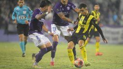 altText(Peñarol y Defensor se ven las caras por un lugar en la final de la Copa AUF Uruguay)}