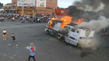 En medio del caos, “comanditos” vinculados a la derecha extrema atacaron infraestructura pública y símbolos nacionales en Venezuela.&nbsp;