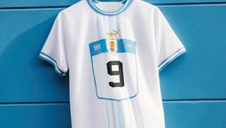 altText(Presentaron la nueva camiseta de alternativa de Uruguay)}