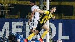 altText(En gran partido Peñarol vence 3-0 a Corinthians y se ilusiona)}