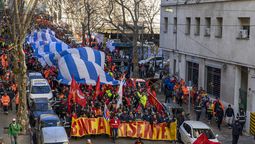 altText(Pit-Cnt: una multitudinaria marcha en contra del ajuste regresivo del gobierno)}