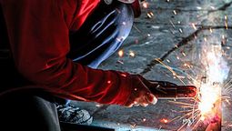 altText(Los metalúrgicos  ponen los brazos y el hombro)}