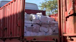 altText(Policía quemó dos toneladas de drogas incautadas en Punta Espinillo)}