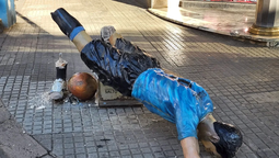 altText(Estatua de Luis Suárez fue vandalizada durante festejos de Peñarol)}