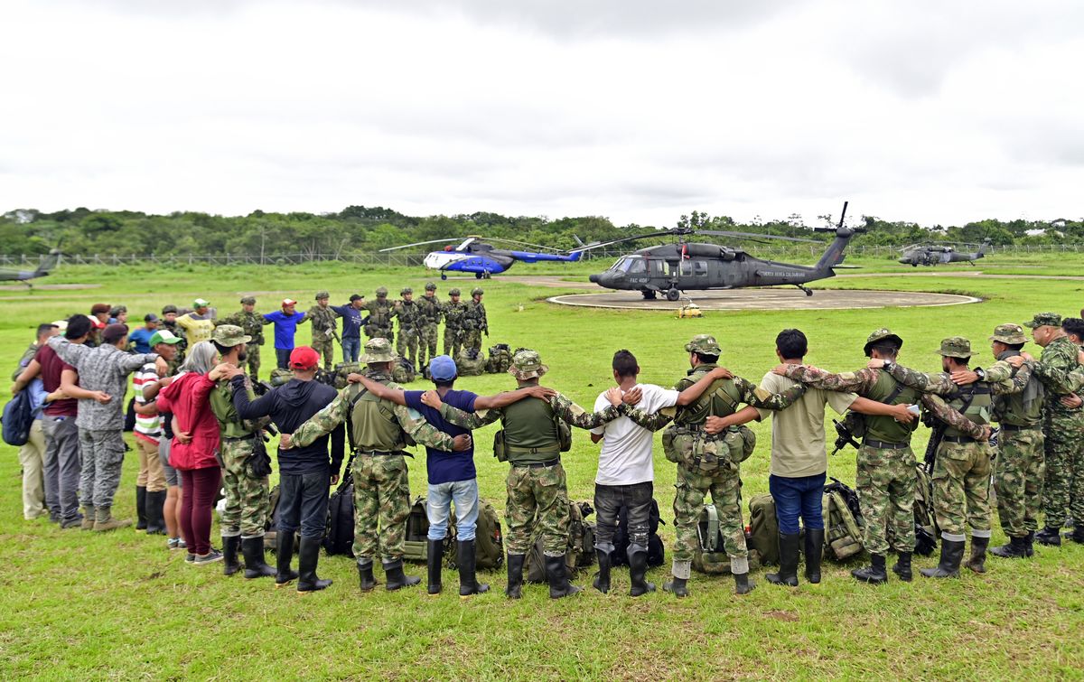 Indígenas y militares de Colombia se unen en la búsqueda de los niños desaparecidos en la selva.
