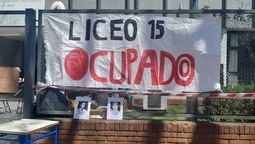 altText(Estudiantes ocuparon el liceo Nº15)}