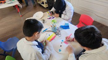 Viaje cultural a Centroamérica: escolares crean sus propias máscaras tras visitar Museo de Arte Precolombino