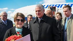 Díaz-Canel y su esposa, Lis Cuesta, en Moscú. Fueron sancionados por EEUU.